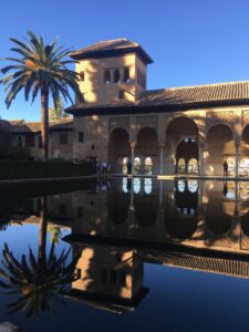 Interno con vasca dell Alhambra a Granada