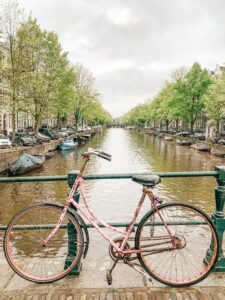 Bicicletta su canale ad Amsterdam Olanda
